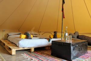 恩德培ViaVia Entebbe的帐篷内一间卧室,配有一张大床