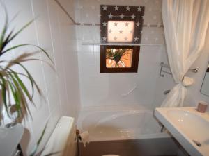 韦尔巴尼亚Belvilla by OYO Casa Susanna的浴室配有白色浴缸和水槽