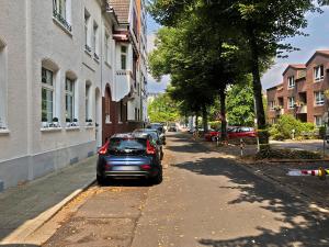 埃森Apartments Essen-Rüttenscheid的停在街道边的汽车