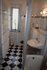 伍珀塔尔奥古斯塔公寓的浴室铺有黑白格子地板。