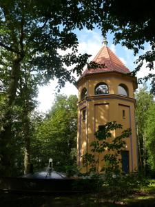 普特布斯Wasserturm Putbus的黄塔上有一个钟