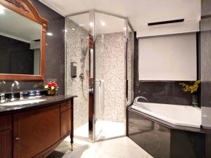 台北星美休闲饭店的带淋浴、浴缸和盥洗盆的浴室