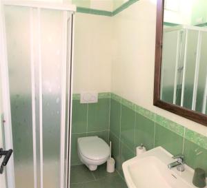 卡尼洛瑞维拉Appartamento Tennis的一间带卫生间、水槽和镜子的浴室
