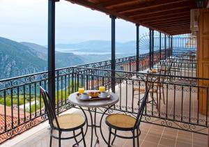 特尔斐奥林匹克酒店的美景阳台配有桌椅
