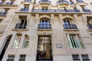 巴黎查尔斯弗罗奎兹公寓的一座带金门和阳台的建筑