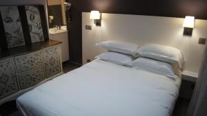 阿雅克修科瓦尔布朗克酒店的卧室配有白色大床和白色枕头