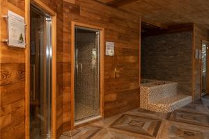 切萨纳·都灵尼斯夏波顿酒店的带淋浴和步入式淋浴间的浴室