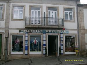 阿利若Alojamento Galerias Nascentes的一座建筑,上面有标志,上面写着alez大师屠杀的字样