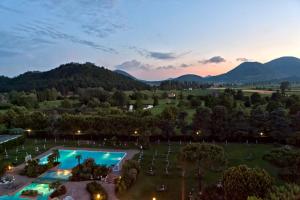 加尔齐尼亚诺运动度假村的享有带游泳池和山脉的度假村的空中景致