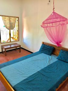 Sai Seashell Rest Inn Nilaveli客房内的一张或多张床位