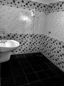 Sai Seashell Rest Inn Nilaveli的一间浴室