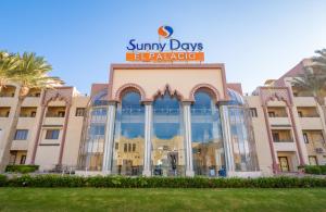 赫尔格达Sunny Days El Palacio Resort & Spa的一座建筑,上面有读阳光明媚的日子的标志