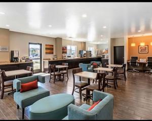 Sleep Inn & Suites Denver International Airport餐厅或其他用餐的地方