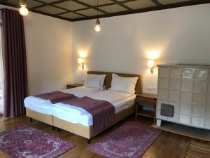 LainachHaus Planegg的一间卧室配有一张大床和两张地毯。