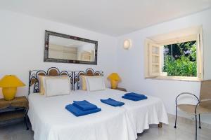 费拉古多Vila Monte Luz的一间卧室配有一张带蓝色枕头的床。