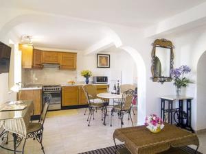 费拉古多Vila Monte Luz的厨房以及带桌椅的用餐室。