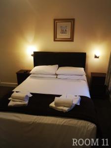 牛津西门酒店 的一间卧室配有带毛巾的床