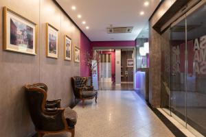 凡道萨马塞凡岛酒店的走廊上墙上挂着椅子和绘画作品