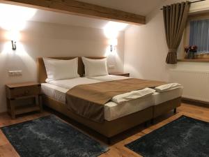 LainachHaus Planegg的一间卧室配有一张大床和两个枕头