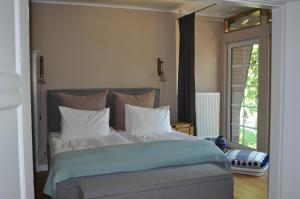 博尔滕哈根Strandvilla Waldhaus的卧室配有带白色枕头的大床