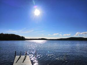 MuurameHalkolanniemi的湖上的一个码头,阳光在天空中