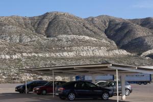 Villafranca de EbroHotel Pepa的停车场,有汽车停在山前