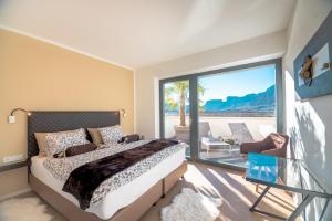 卡尔达罗Chalet Agave的一间卧室设有一张床和一个美景阳台