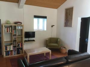 塞卡尔Quinta Boavista的带沙发、桌子和电视的客厅