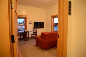 克奇坎溪街宾馆的客厅配有红色的沙发和桌子