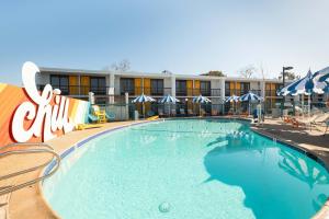丘拉维斯塔Rambler Motel的酒店前方的大型游泳池