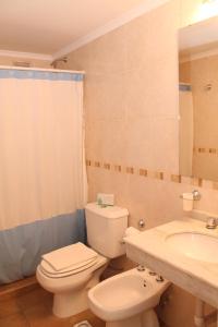 费德拉西翁萨斯拉戈Y公寓酒店的浴室配有白色卫生间和盥洗盆。