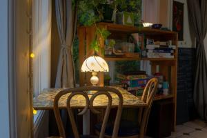 北圣罗斯Auberge jeunesse Rose des Vents的一张桌子,上面有两把椅子和一盏灯