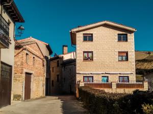 ViñaspreCASA DEL HUEVO, 8 a 16 pers, RIOJA ALAVESA, a 15km de Logroño y Laguardia的意大利小镇一座古老建筑中的一条小巷
