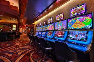 杰克波特凯图斯皮特斯度假豪思舒酒店的赌场,有一堆老虎机