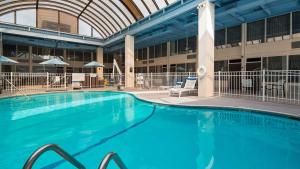 奥尔巴尼Albany Airport Inn的一座大楼内的大型游泳池