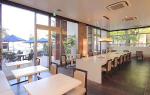 宫崎K's Street Hotel Miyazaki的餐厅设有桌椅和窗户。