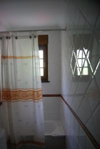 庞西伯斯Hotel Garganta del Cares的浴室配有淋浴帘和浴缸。