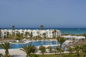 米多恩文奇太阳神海滩酒店的享有带游泳池和大海的度假胜地的景致