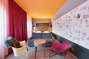 汉诺威威恩奈科XL设计酒店&国会中心的配有一张床和一张桌子及椅子的房间