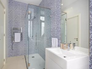 波尔图波尔图市区恋人套房公寓：蓬巴达451 的一间带水槽和玻璃淋浴的浴室