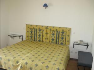 维拉·诺瓦·达·塞尔维尔米尼奥贝罗酒店的一间卧室配有一张黄色床罩的床