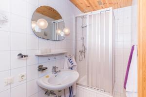 列兴Stabentheiner-Hof的白色的浴室设有水槽和镜子
