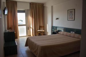 Villafranca de EbroHotel Pepa的酒店客房设有床和窗户。