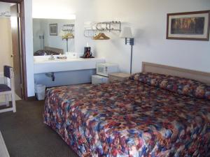 科迪怀俄明酒店的酒店客房设有床和水槽