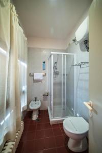 埃尔萨谷口村拉维起亚卡迪拉酒店的带淋浴、卫生间和盥洗盆的浴室