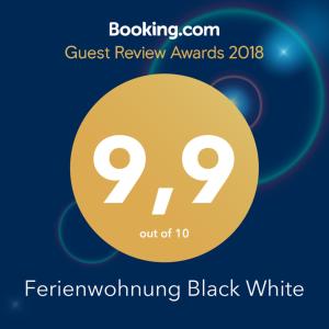 劳布灵Ferienwohnung Black White的黄色圆圈读来宾评语奖的标志