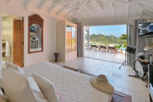 古斯塔维亚Mystique luxury villa at the heart of the island的一间卧室配有一张床,享有海景