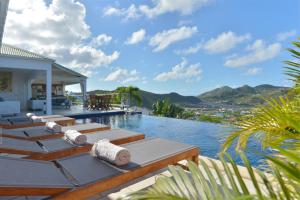 古斯塔维亚Mystique luxury villa at the heart of the island的别墅 - 带山地游泳池