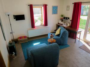 BinegarHill View的客厅配有蓝色的沙发和桌子