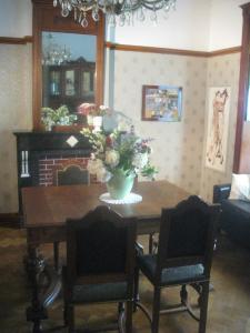 哈穆瓦尔美好时光别墅旅馆的一张餐桌,上面有花瓶